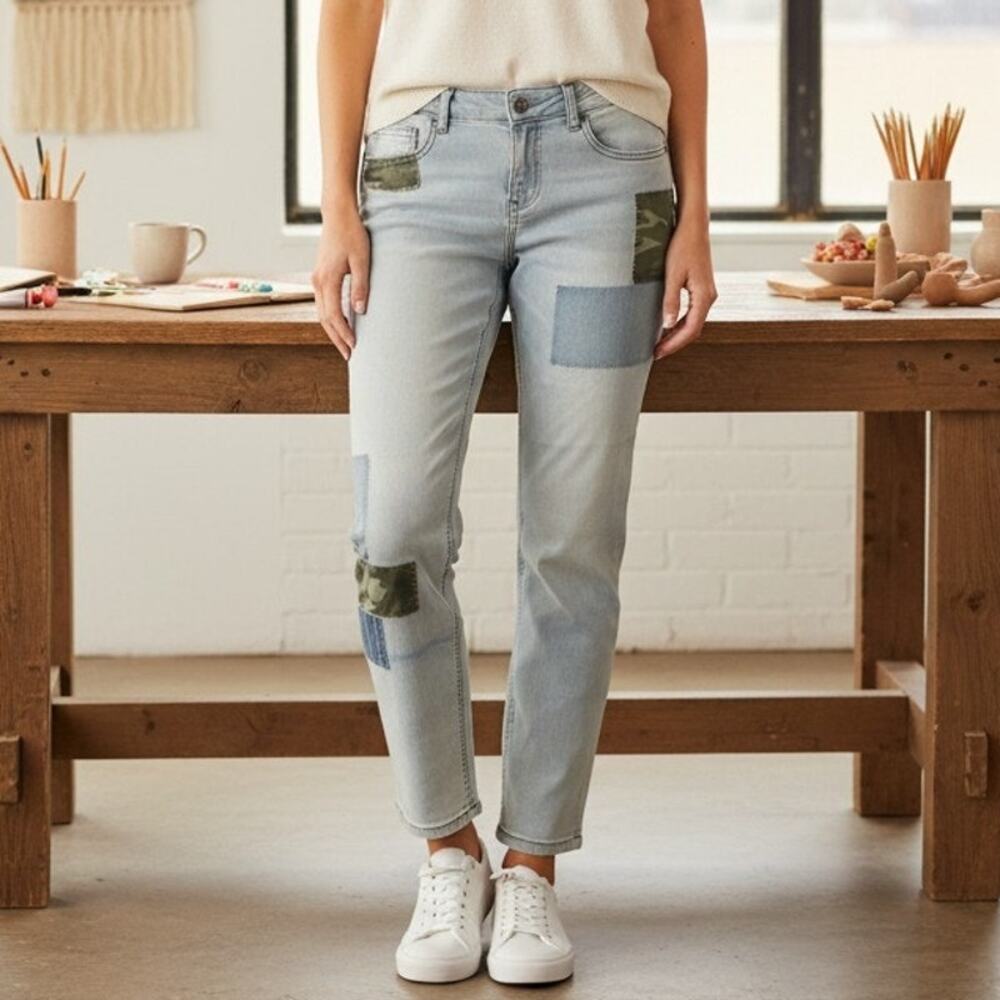 Indigo Thread Co Womens 2 Capri Jeans Camo Patch Light Wash Stretch Denim Y2K